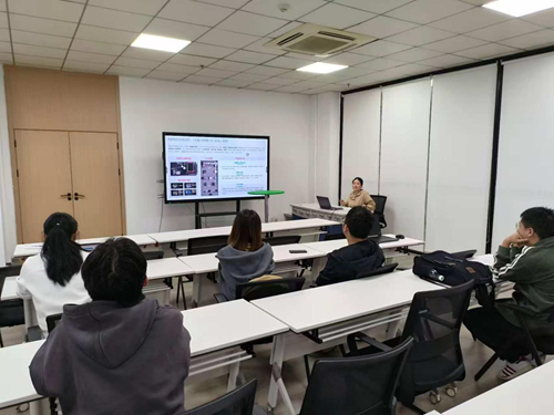 聚焦鴻蒙智聯(lián)場景，深化產(chǎn)教融合新篇——“智慧教育”工作室鴻蒙項(xiàng)目會(huì)議側(cè)記